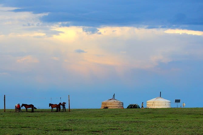 Gobi desert Mongolia for 8 days - Day 2: the eroded cliffs of Tsagaan Suvarga