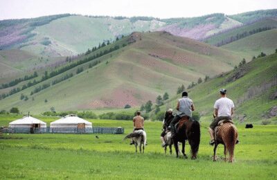 MONGOLIAN NOMADS: 2-Day Horse Trekking & Cow Milking Tour